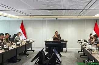 Kepala BP BUMN sekaligus COO Danantara Indonesia, Dony Oskaria, memimpin rapat strategis bersama Himbara dan BUMN Karya untuk mempercepat pelaksanaan Danantara Housing Expo. (Foto: Ist)