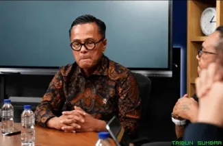 Dony Oskaria, Kepala BP BUMN sekaligus COO Danantara Indonesia, saat memaparkan visi dan strategi transformasi ekonomi nasional dalam sesi wawancara mendalam. (Foto: Ist)