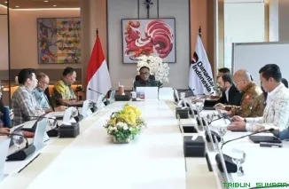 Kepala BP BUMN sekaligus COO Danantara Indonesia, Dony Oskaria, memimpin rapat percepatan integrasi layanan Livin' by Mandiri dan Travoy Go di Jakarta. (Foto: Ist)