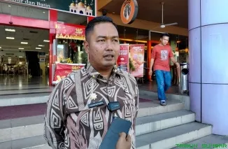 Kepala Dinas Perdagangan Kota Padang, Fizlan Setiawan, memberikan keterangan terkait lonjakan pengunjung di Pasar Raya Fase VII menjelang tahun ajaran baru, Minggu (14/6/2026). (Foto: Ist)