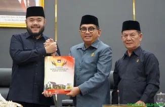 Wali Kota Padang Fadly Amran didampingi Wakil Ketua DPRD Mastilizal Aye dan Osman Ayub menandatangani kesepakatan Perubahan KUA dan PPAS APBD Tahun Anggaran 2026 dalam Rapat Paripurna di Ruang Sidang DPRD Kota Padang, Sabtu (27/6/2026). (Foto: Ist)