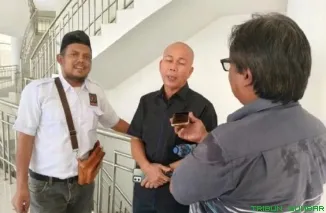Anggota Komisi II DPRD Kota Padang, Faisal Nasir, saat memberikan keterangan pers terkait pengelolaan pendapatan daerah. (Foto: Ist)