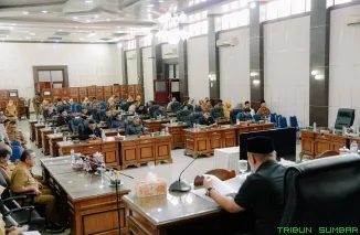 Ketua DPRD Solok Selatan, Martius, memimpin Rapat Paripurna pengesahan Perubahan Peraturan Daerah Nomor 1 Tahun 2024 tentang Pajak Daerah dan Retribusi Daerah di Ruang Sidang DPRD Solok Selatan, Selasa (9/6/2026). (Foto: Ist)