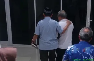 Ketua BK DPRD Sumbar, Bakri Bakar (pakai peci) meninggalkan Kantor Kejari Padang, Senin (15/6/2026). (Foto: Ist)