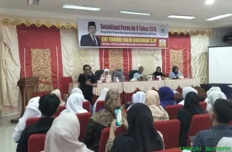 Wakil Ketua DPRD Sumbar Evi Yandri Rajo Budiman memberikan materi saat Sosialisasi Perda Nomor 9 Tahun 2018 di Kantor Camat Nanggalo, Padang, Minggu (14/6/2026). (Foto: Ist)