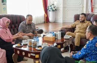 Wali Kota Padang Fadly Amran berbincang dengan Ketua Prodi Magister Manajemen Bencana Unand, Prof. Yenny Narny, saat audiensi tim peneliti di Balai Kota Padang, Rabu (17/6/2026). (Foto: Ist)