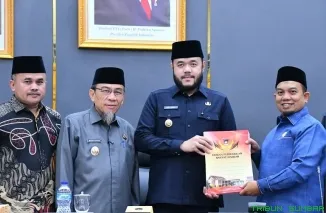 Wali Kota Padang, Fadly Amran, bersama pimpinan DPRD Kota Padang, Sabtu (6/6/2026). (Foto: Ist)