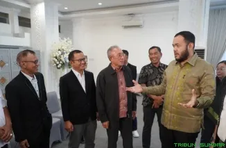 Wali Kota Padang Fadly Amran menyaksikan penandatanganan MoU Rencana Kerja Sama Investasi dan Pembangunan Kawasan Wisata Terpadu Padang Sarai di Gedung Putih Rumah Dinas Wali Kota Padang, Kamis (11/6/2026). (Foto: Ist)
