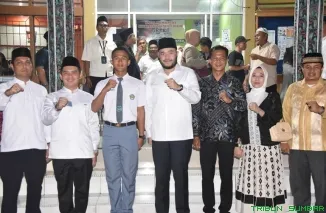 Wali Kota Padang Fadly Amran melepas Fathir Verianico, siswa MAN 2 Padang yang mewakili Sumatera Barat mengikuti Seleksi Calon Paskibraka Tingkat Nasional 2026 di Halaman Kantor Camat Pauh, Sabtu (13/6/2026). (Foto: Ist)