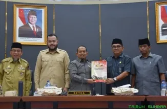 Wali Kota Padang, Fadly Amran, menyampaikan paparan Rancangan Perubahan KUA-PPAS APBD 2026 dalam Rapat Paripurna DPRD di Gedung DPRD Padang, Senin (15/6/2026). (Foto: Ist)