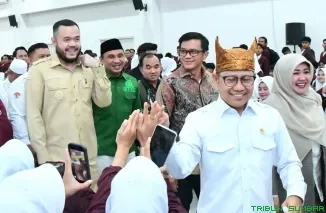 Wali Kota Padang, Fadly Amran, berbincang dengan Menteri Koordinator Bidang Pemberdayaan Masyarakat, Muhaimin Iskandar, usai acara pelepasan 2.530 mahasiswa KKN UIN Imam Bonjol Padang di Kampus III, Senin (15/6/2026). (Foto: Ist)