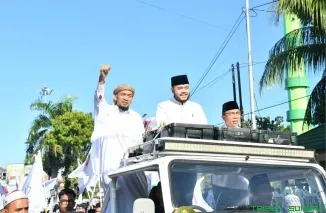 Wali Kota Padang Fadly Amran bersama Wakil Wali Kota Maigus Nasir, Anggota DPD RI Jelita Donal, dan tokoh lainnya melepas ribuan peserta Parade Tauhid dari Masjid Agung Nurul Iman menuju Masjid Raya Al Minangkabawi, Selasa (16/6/2026). (Foto: Ist)