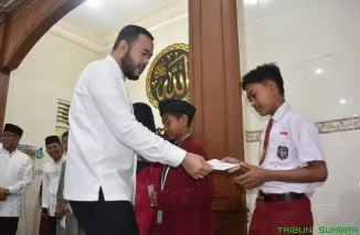 Wali Kota Padang Fadly Amran menyerahkan reward kepada peserta Subuh Mubarakah Program Smart Surau di Masjid As Salam, Komplek Dangau Teduh, Kecamatan Lubuk Begalung, Minggu (7/6/2026). (Foto: Ist)