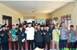Wali Kota Padang Fadly Amran bersilaturahmi dengan pengurus KAN Bungus Teluk Kabung di Kantor KAN Bungus, Kamis (4/6/2026). (Foto: Ist)