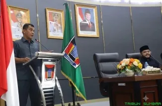 Ketua Fraksi PAN DPRD Kota Padang Rustam Effendi menyampaikan pandangan dan catatan penting Fraksi PAN terhadap Rancangan KUA-PPAS Perubahan APBD 2026 dalam Rapat Paripurna, Sabtu (27/6/2026). (Foto: Ist)