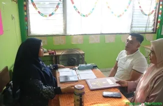Suasana pembagian rapor di SDN 04 Terandam, Kota Padang. (Foto: Ist)