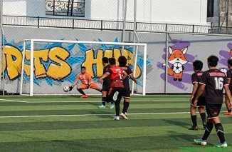 Pemain Bawaslu merayakan gol kemenangan yang dicetak Rahman saat menghadapi Soju Hitam pada laga semifinal JPS Cup 2026 di Padang, Sabtu (6/6/2026). (Foto: Ist)