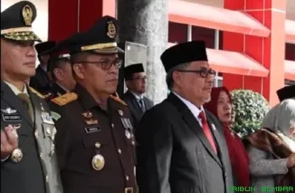 Ketua DPRD Provinsi Sumatera Barat, Muhidi, memberikan keterangan pers usai menghadiri Upacara Bendera Peringatan Hari Lahir Pancasila Tahun 2026 di halaman Kantor Gubernur Sumbar, Padang, Senin (1/6/2026). (Foto: Ist)