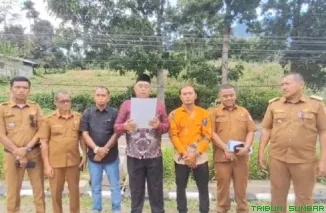 Perwakilan masyarakat dan pemerintah Nagari Lubuk Ulang Aling, Lubuk Ulang Tengah, dan Lubuk Ulang Aling Selatan menyatakan sikap penolakan pemindahan wilayah di Kecamatan Sangir Batang Hari, Solok Selatan, Selasa (19/5/2026). (Foto: Ist)