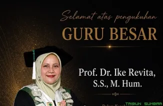 Profesor Ike Revita menyampaikan orasi ilmiah dalam acara pengukuhannya sebagai Guru Besar Fakultas Ilmu Budaya Universitas Andalas, Sabtu (27/6/2026). (Foto: Ist)