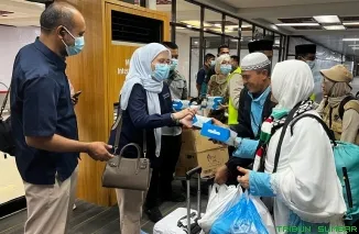 Komisaris Independen Angkasa Pura Indonesia, Imelda Sari, menyambut kedatangan 390 jemaah haji Kloter 1 Debarkasi Padang di Bandara Internasional Minangkabau, Rabu (3/6/2026). (Foto: Ist)
