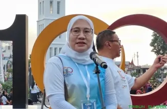 Imelda Sari bersama panitia dan peserta International Jam Gadang Fun Run 2026 di kawasan Jam Gadang, Bukittinggi, Minggu (7/6/2026). (Foto: Ist)
