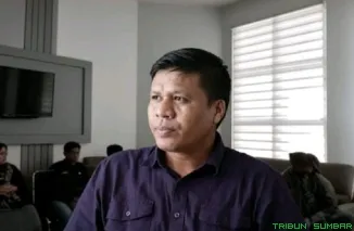 Ketua Divisi Sosdiklih, Parmas dan SDM KPU Sumatera Barat, Jons Manedi, menyampaikan ucapan selamat Hari Ulang Tahun ke-14 Dewan Kehormatan Penyelenggara Pemilu (DKPP), Jumat (12/6/2026). (Foto: Ist)