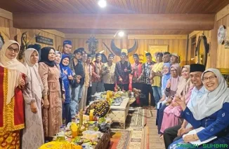 Sekretaris Kerapatan Adat Nagari (KAN) Nagari Gurun, H. Mashuri Khatik Mudo Ayat, bersama panitia Alek Panghulu Nagari Gurun 2026. (Foto: Ist)