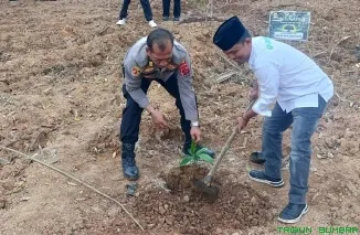 Kapolres Sijunjung AKBP Willian Harbensyah bersama Bupati Sijunjung, dan masyarakat melakukan penanaman 1.000 pohon di lahan reklamasi tambang Jorong Aur Gading, Nagari Limo Koto, Kecamatan Koto VII, Rabu (24/6/2026). (Foto: Ist)