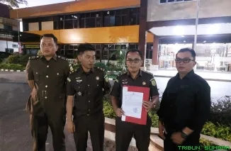 Kepala Seksi Tindak Pidana Khusus (Kasi Pidsus) Kejari Padang Afdal SH MH memberikan keterangan kepada awak media usai pelaporan dugaan menghalangi penyidikan ke Polresta Padang, Selasa (2/6/2026). (Foto: Ist)