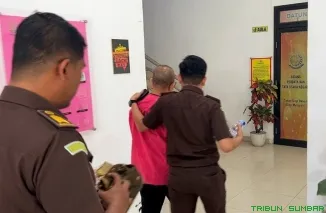 Proses pemeriksaan administrasi dan pengambilan keterangan awal terhadap tersangka BSN di Kantor Kejaksaan Negeri Padang, Selasa (23/6/2026). (Foto: Ist)