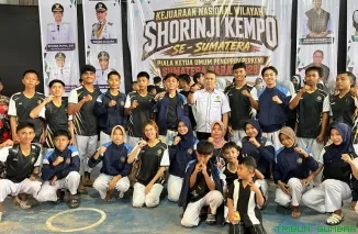 Para Kenshi asal Pessel berfoto bersama pelatih Anggi Prasetya usai memperoleh medali di Kejurnas Kempo 2026, Sawahlunto. (Foto: Pengcab Perkemi Pessel)