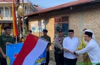 Ketua DPRD Provinsi Sumatera Barat, Muhidi, melepas secara resmi Pawai Katam Al-Qur'an Perdana TPQ TQA Masjid Al Huda di Kelurahan Jati I, Kecamatan Padang Timur, Kota Padang, Minggu (7/6/2026). (Foto: Ist)