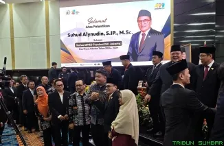 Ketua Komisi Informasi Provinsi DKI Jakarta, Harry Ara Hutabarat, menghadiri Rapat Paripurna DPRD DKI Jakarta di Kebon Sirih, Senin (8/6/2026). (Foto: Ist)