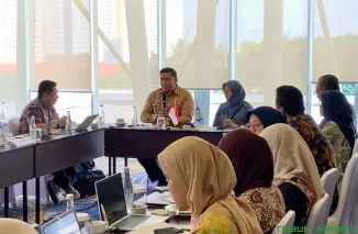 Ketua KI DKI Jakarta Harry Ara Hutabarat memberikan pemaparan dalam FGD Implementasi Keterbukaan Informasi di BPJS Kesehatan Wilayah IV. (Foto: Ist)