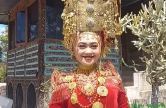 Kharenina Shauqy, wakil Kabupaten Solok Selatan pada ajang Putri Sumatra Barat 2026, saat sesi pemotretan di Istano Baloen, Kecamatan Koto Parik Gadang Diateh (KPGD), Kamis (11/6/2026). (Foto: Ist)