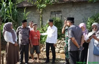 Wakil Bupati Solok Selatan H. Yulian Efi didampingi Kepala BAZNas dan perwakilan TNI AL meninjau langsung proses pembangunan rumah layak huni di Kecamatan Sungai Pagu. (Foto: Ist)