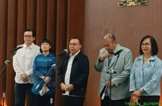Wakil Ketua DPR RI Sufmi Dasco Ahmad bersama perwakilan GoTo dan Grab usai mengumumkan penurunan komisi ojek online menjadi 8 persen yang berlaku mulai 1 Juli 2026, di Kompleks Parlemen Senayan, Jakarta, Selasa (23/6/2026). (Foto: Ist)