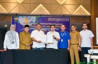 Wakil Wali Kota Padang Maigus Nasir menyaksikan penandatanganan kontrak pengerjaan SPAM Taban III senilai lebih dari Rp239 miliar, yang berlangsung di Hotel Pangeran Beach, Selasa (23/6/2026). (Foto: Ist)