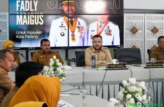 Wali Kota Padang Fadly Amran bersama Inspektur Kota Padang Sony Budaya Putra menerima hasil Survei Penilaian Integritas (SPI) 2025 dari KPK. (Foto: Ist)