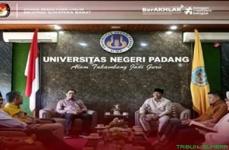 Ketua KPU Sumatera Barat, Surya Efitrimen, bersama Rektor UNP, Krismadinata, saat membahas kerja sama pendidikan kepemiluan di Padang, Kamis (11/6/2026). (Foto: Ist)