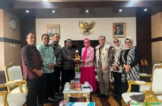Plt. Sekretaris Daerah Kabupaten Aceh Timur, Adlinsyah, berbincang dengan Asisten Administrasi Umum Sekretariat Daerah Kota Padang, Corri Saidan, di Balai Kota Padang, Kamis (25/6/2026). (Foto: Ist)