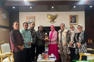 Plt. Sekretaris Daerah Kabupaten Aceh Timur, Adlinsyah, berbincang dengan Asisten Administrasi Umum Sekretariat Daerah Kota Padang, Corri Saidan, di Balai Kota Padang, Kamis (25/6/2026). (Foto: Ist)