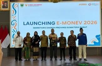 Ketua Komisi Informasi Sumbar Idham Fadhil bersama jajaran saat meluncurkan Monev Keterbukaan Informasi Badan Publik 2026 yang diikuti 461 badan publik di Auditorium Istana Gubernur Sumbar, Kamis (4/6/2026). (Foto: Ist)
