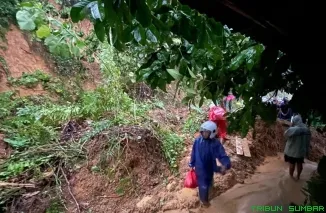 Petugas BPBD Kota Padang melakukan pemantauan dan penanganan awal di lokasi longsor yang menutup Jalan Padang-Painan Km 16, Kelurahan Bungus Barat, Minggu (14/6/2026). (Foto: Ist)