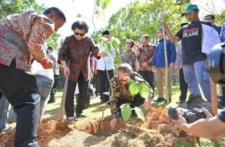 Gubernur Sumatera Barat, Mahyeldi Ansharullah, bersama Biantiningsih Djiwandono dan Maryani Djojohadikusumo menanam Pohon Andalas di Kampus Universitas Andalas, Padang, Jumat (5/6/2026). (Foto: Ist)