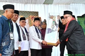 Wakil Wali Kota Padang Maigus Nasir membuka secara resmi Musabaqah Tilawatil Quran Nasional (MTQN) ke-42 tingkat Kecamatan Padang Timur di Lapangan Pondok Indah Pratama, Kelurahan Jati, Minggu (14/6/2026). (Foto: Ist)