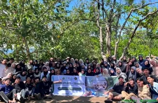 Para relawan dari BEM KM Unand dan Sosmasling FTI Unand kompak melakukan aksi penanaman 800 bibit mangrove di kawasan Pantai Pasir Jambak, Padang. (Foto: Ist)