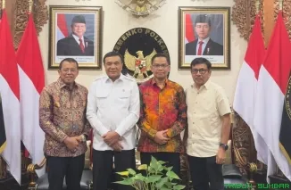 Dari kiri &mdash; mantan Rektor UNP Prof. Ganefri, Menko Polkam Jenderal TNI (Purn.) Djamari Chaniago, Rektor UNP Prof. Krismadinata, dan alumnus UNP Khairul Jasmi, seusai pertemuan di Kantor Kemenko Polkam, Jakarta, Selasa (9/6/2026). (Foto: Ist)