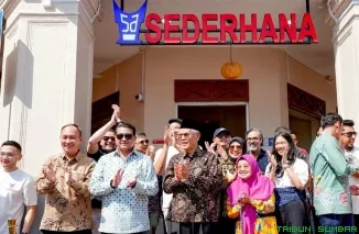 Menteri Ekonomi Kreatif Teuku Riefky Harsya (tengah) melakukan pemotongan pita tanda peresmian Restoran Sederhana di kawasan Kampong Glam, Singapura, Minggu (14/6/2026). (Foto: Ist)